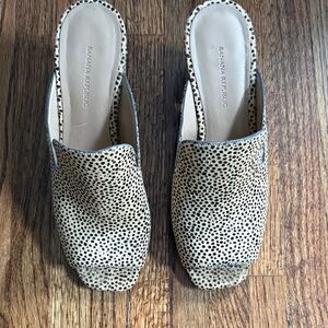 Banana Republic Women's Spotted Tan Mules